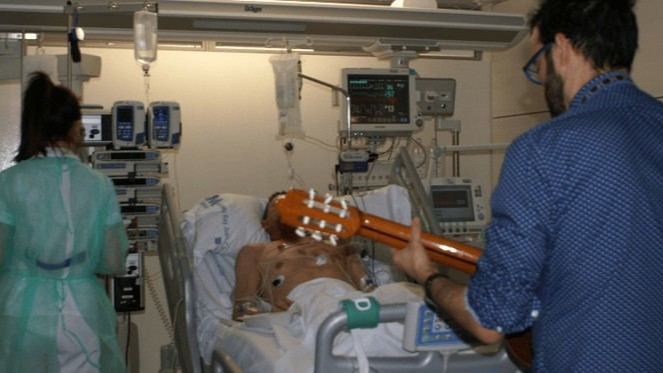 La musicoterapia mejora el bienestar en pacientes críticos, según un estudio