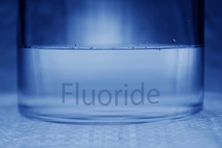 Consulta pública sobre riesgos del fluoruro en alimentos y agua potable hasta febrero de 2025